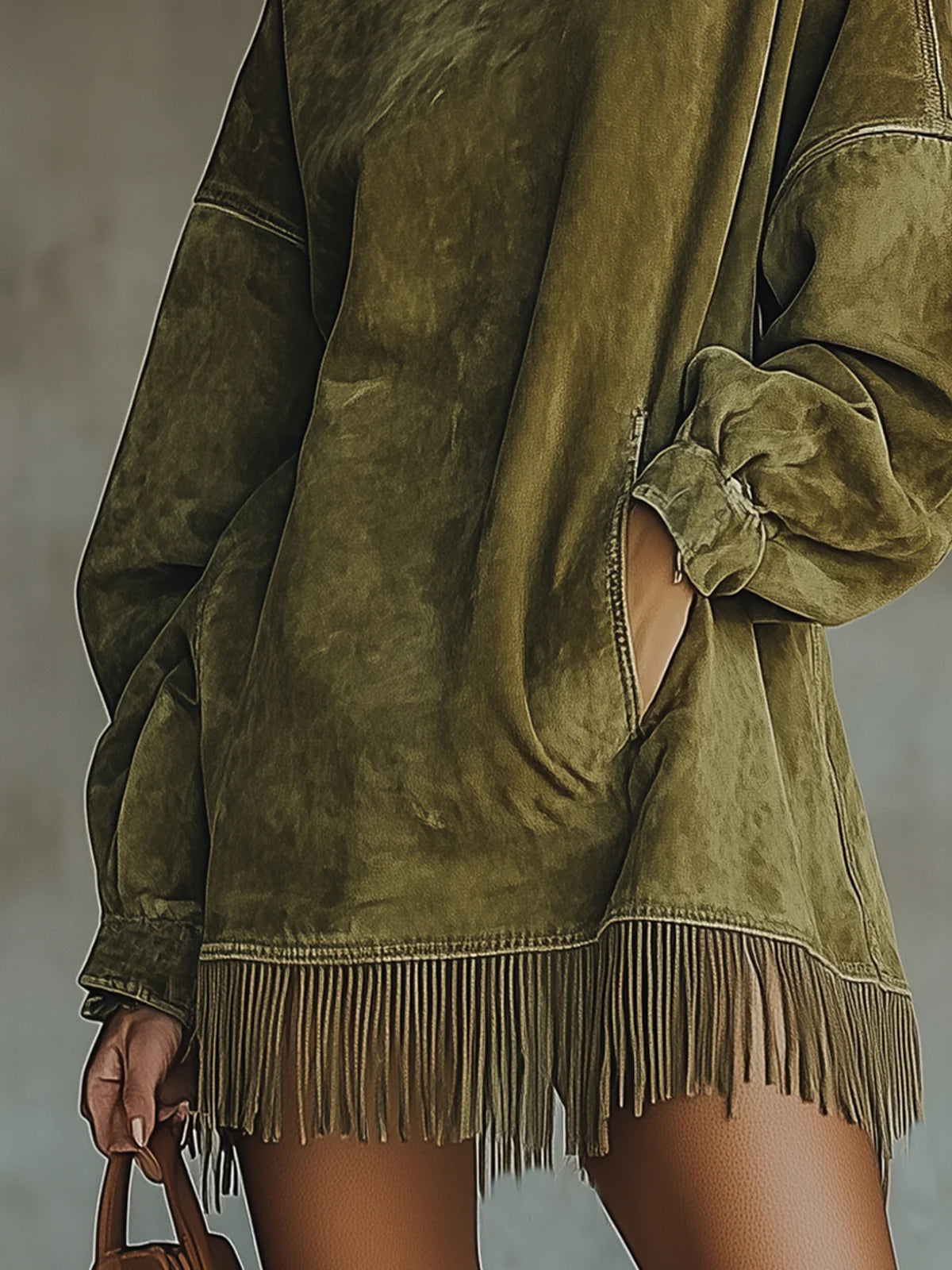 Dorota | Sukienka z miękkiego faux suede z golfem i frędzlami