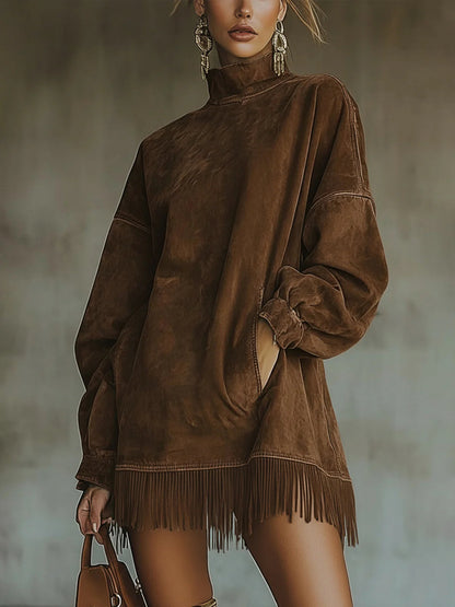Dorota | Sukienka z miękkiego faux suede z golfem i frędzlami